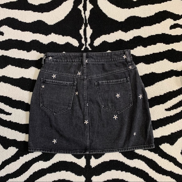 Pacsun Black Wash High Waisted Daisy Denim Skirt Size 25 - Picture 3 of 7